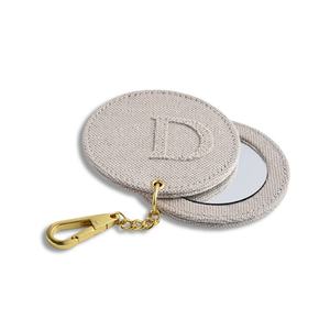 Espejo de Maquillaje Portátil Redondo Pequeño de Tela Gris con Grabado en Relieve de Doble Cara y Cadena, del Fabricante - Product Image 4