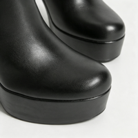 Bottines Chelsea noires en similicuir pour femme, à plateforme, avec fermeture éclair latérale élastique, bout rond, talon bloc épais et tirette.