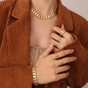 Kişiselleştirilmiş moda takı takım Hollow geometrik yüzük kolye bilezik seti paslanmaz çelik 18K altın kaplama gerdanlık kolye