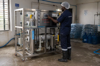 Système de purification d'eau par osmose inverse industriel 4000LPH 4T en acier inoxydable 304 avec PLC pour usine d'eau en bouteille
