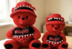 ตุ๊กตา<span class=keywords><strong>หมี</strong></span>สีแดงพร้อมลาย<span class=keywords><strong>ป</strong></span>ัก  ไส้ใยฝ้าย PP เหมาะสำหรับงานแต่งงานและวันวาเลนไทน์ ช่วยคลายเครียด - Product Image 5