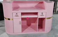 Comptoir de réception moderne en bois de couleur rose avec ligne dorée pour hôtel, hôpital, appartement, école