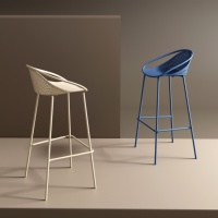 Chaise de bar moderne haut de gamme, forme ergonomique et structure métallique durable pour les intérieurs de luxe