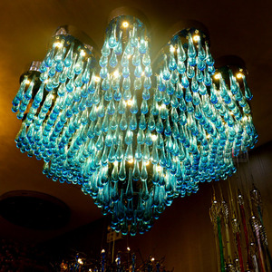 Lampadario grande in vetro a goccia d'acqua blu di fabbrica per illuminazione a sospensione speciale per Hotel con personalità a soffitto alto - Product Image 1