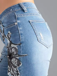 Pantalones vaqueros ajustados personalizados para <span class=keywords><strong>mujer</strong></span>, pantalones vaqueros ajustados con pintura rasgada de flores transpirables con estilo de pantalones lápiz y decoración de agujeros - Product Image 4