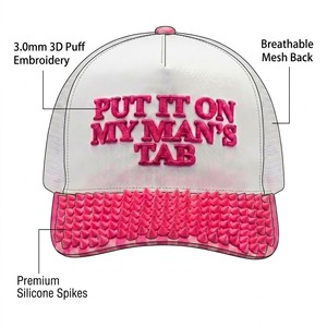 Cappello trucker personalizzato <span class=keywords><strong>con</strong></span> bordo a punta rosa, ricamo 3D in rilievo, <span class=keywords><strong>con</strong></span> scritta 'PUT IT on MY MAN'S TAB', stile punk Y2K, estetica GRS, prodotto da un'azienda sostenibile. - Product Image 4
