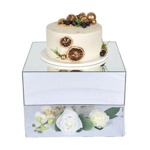 Support de gâteau en acrylique transparent moderne |   Boîte de présentation de cadeau de mariage personnalisée avec base gravée au laser - Product Image 1