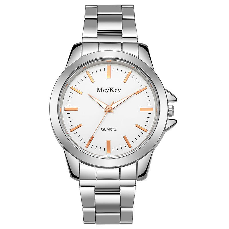 เสื้อผ้าผู้ชายสีขาว