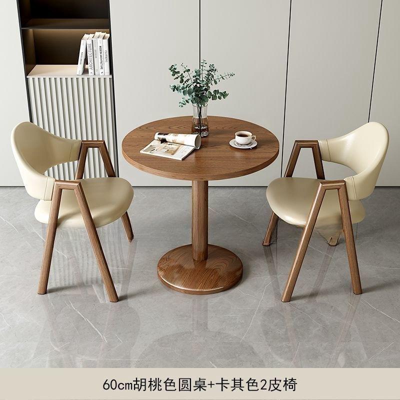 Mesa color nogal y silla de cuero caqui.