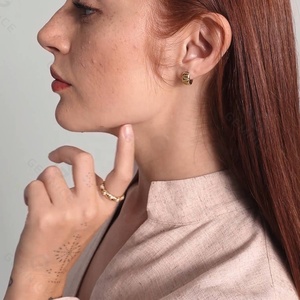 แหวนเงินแท้ 925 ชุบทองคำขาวประดับเพชร CZ ทรงพีระเมด ดีไซน์หรูหรา - Product Image 5