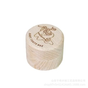 Caja redonda de madera de haya para guardar dientes de leche para niños y niñas, con diseño tallado. - Product Image 5