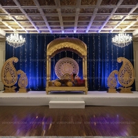 Structure de fond de scène de mariage traditionnelle sculptée royale avec dôme central et panneaux latéraux doublement ornés de motifs Paisley en FRP pour Mandap