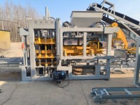 Machine automatique de fabrication de briques QT10-15 pour la production de blocs creux en béton, de briques pleines et de dalles de pavage colorées emboîtables