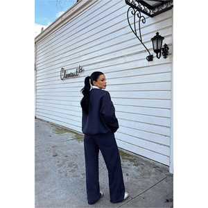 Ensemble de costume bleu marine pour femme avec détail poche et pantalon - Product Image 1