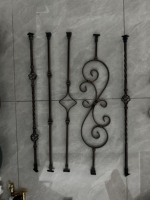 Colonne de balustrade en fer forgé décorative à motif floral pour escalier intérieur et balcon