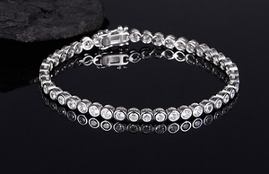 Pulsera de tenis de moissanita chapada en oro de 18 quilates para mujer, con corte brillante redondo y engaste de canal, joyería clásica para uso diario - Product Image 2