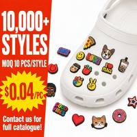 Aangepaste sport cartoon schoenbedels, dieren voetbal PVC klompdecoraties, rubberen slipper accessoires bedels voor schoenen groothandel