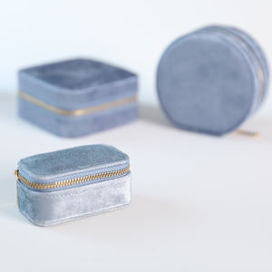 Boîte à bijoux de voyage de luxe bleue en velours et carton avec fermeture éclair, personnalisable avec logo, pour colliers, bagues et bracelets - Product Image 2