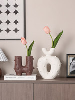 Vase en céramique mat de forme unique en forme de cactus, style Wabi-Sabi haut de gamme, décoration artistique de niche pour salon et entrée