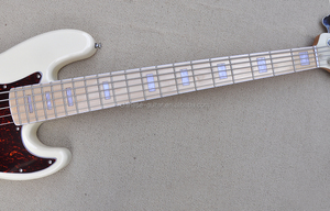 Guitare basse électrique Flyoung Milk WHite 5 cordes, manche en érable, accastillage chromé - Product Image 3