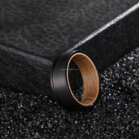 Bague en tungstène unique POYA de 8 mm, plaquée noire, bague de mariage asymétrique avec insert en bois de fût de whisky, cadeau d'anniversaire pour homme