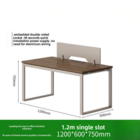 Poste de travail de bureau moderne et simple avec écran, chaise de personnel, combinaison 2/4/6 places