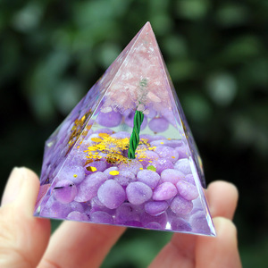 ของตกแต่งโต๊ะทำงานรูปพีระมิดคริสตัลชิปเรซิ่นอีพ็อกซี่  แจกันตั้งโต๊ะ  สีม่วงหยก โรสควอตซ์ ของขวัญวันเกิด - Product Image 3