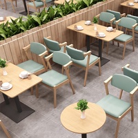 Ensemble de canapés modernes avec pieds de table en fer, plateau de table en panneau ignifuge, ensemble de mobilier de restaurant en bois, banquette de restaurant en cuir vert