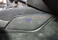 L'intérieur de l'Audi présente des panneaux de porte brodés en Alcantara sur la console centrale et des garnitures en cuir sur le tableau de bord
