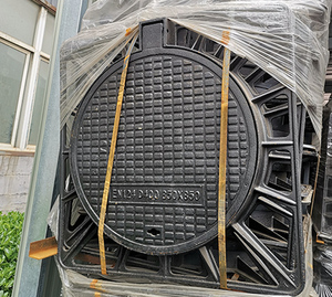 Heavy Duty Cast Ductile Iron D400 Anti-slip Bitumen-coated Custom-sized <strong>Manhole</strong> <strong>Cover</strong> Manufacturer with <strong>Locking</strong> Bolts/hinges - Product Image 3