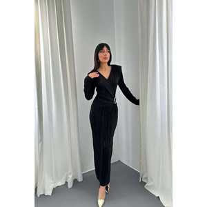 Robe fourreau plissée noire élégante avec ceinture à boucle pour soirée - Product Image 4