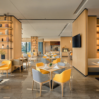 Ensemble table et chaises de restaurant d'hôtel en bois massif, style moderne minimaliste, haute qualité, avec coussin haute densité pour usage hôtelier