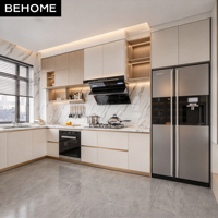 Meubles de cuisine modulaires en forme de L en bois grainé crème sur mesure avec réfrigérateur et four intégrés pour projets de villas, hôtels et appartements