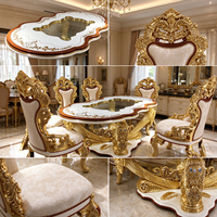 Ensemble de table à manger, meubles de salle à manger, table sculptée ornée de motifs dorés, chaises rembourrées, intérieur classique pour la maison