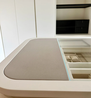 Dressing sur mesure minimaliste avec îlot de rangement intégré et tiroirs à fermeture douce pour toute la maison