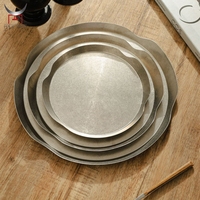 Plateau rond en métal vintage avec poignées ondulées, idéal pour la maison, l'hôtel, les mariages, la décoration et le service – Vente en gros usine