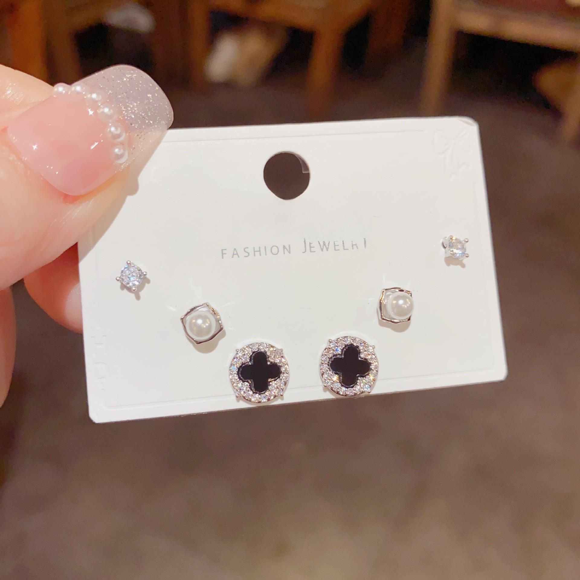 50# Boucles d'oreilles à tige en perles à quatre feuilles micropavées en argent Combina