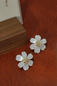 ต่างหูรูปดอกลิลลี่ทองคำ 18k ประดับเพชรธรรมชาติ ดีไซน์ใหม่จากซินฟลาย สำหรับผู้หญิง - Product Image 3