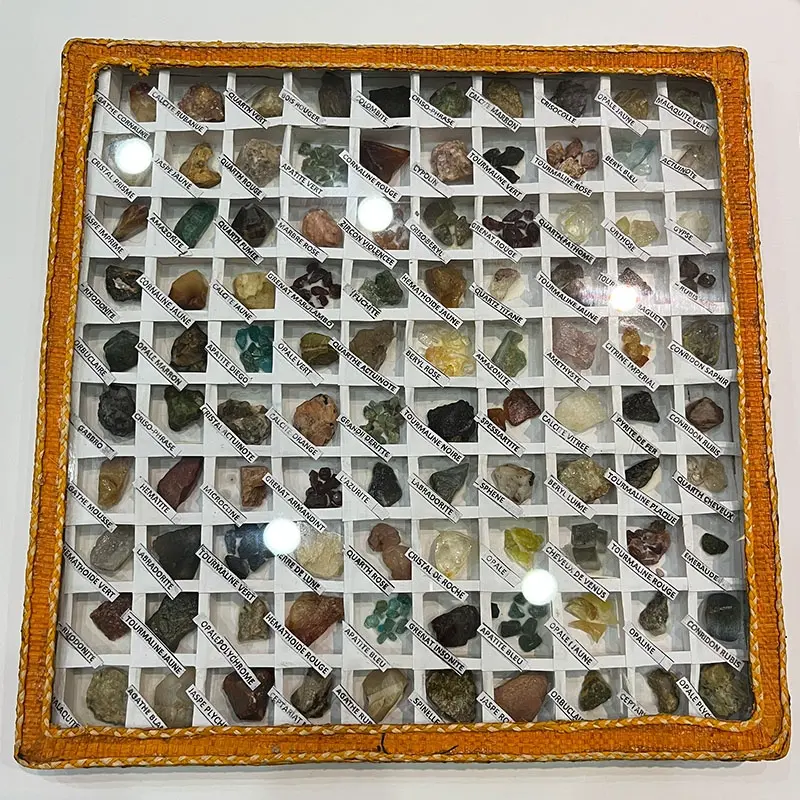 Commercio all'ingrosso naturale bella pietra di roccia di cristallo irregolare e scatola di cornice per foto di campioni minerali fossili di conchiglia in vendita