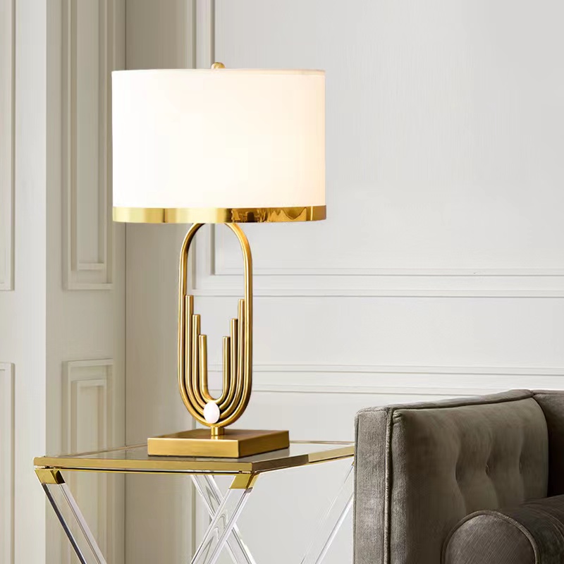 Luxueuze vintage zwarte tafellampen met de originele kappen Luxueuze vintage zwarte tafellampen met de originele kappen