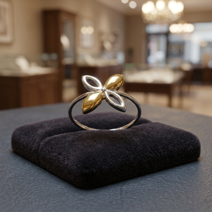 Anillo de Plata Bañado en Oro de Tailandia, Marca Bella Jewelry, Modelo R-12506, Diseño Floral Moderno para Mujer, Ideal para Fiestas - Product Image 3