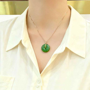 จี้หยกเฮเทียนสีเขียวสดใสธรรมชาติ SGARIT พร้อมสายคล้องคอทองคำขาว 18K ประดับเพชรทรงรัศมี สำหรับผู้หญิง - Product Image 6