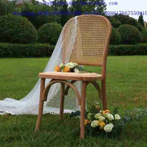 Verhuur Stapelbare Massief Hout Rotan Rug Banketstoelen Met Ronde En Lange Tafels