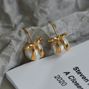 Boucles d'oreilles tendance en acier inoxydable plaqué or 18 carats PVD avec perles, design mode 2024, haute qualité, vente en gros - Product Image 2