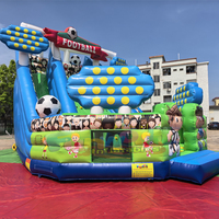 Château gonflable commercial extérieur de grande taille pour enfants avec toboggan, aire de jeux gonflable de football Hupfburg