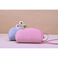Sac de maquillage pratique et portable en velours imperméable avec fermeture éclair et poignée souple, idéal pour les voyages, personnalisable avec logo.