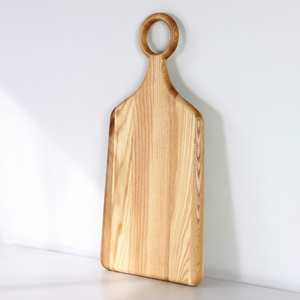 เขียงไม้แอชทรงสี่เหลี่ยมพร้อมห่วงจับ ยี่ห้อ Viet WoodCraft สีเข้มธรรมชาติ เกรดสำหรับอาหาร เป็นมิตรกับสิ่งแวดล้อม หนา 1.8 ซม. - Product Image 1