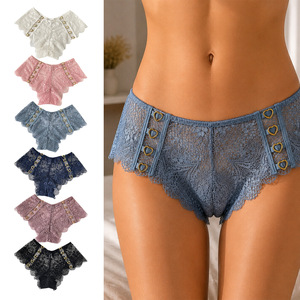 Pantalon triangulaire en dentelle avec boutons décoratifs en forme de cœur sur les côtés - Design en dentelle qui s'adapte au corps, respirant et doux pour la peau - Product Image 6