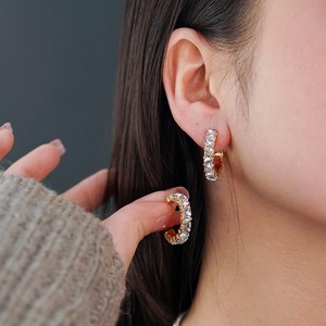 Pendientes de moda lujosos para mujer en forma de C exquisito diseño de nicho tachuelas de circón patrón geométrico de diamante completo PERNO DE MODA - Product Image 1