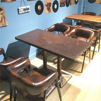 Ensemble de banquettes de restaurant industriel rustique, table en bois vieilli avec garniture cloutée, chaise canapé rembourrée à dossier haut